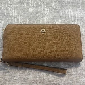 NWT Tory Burch Tan Wristlet